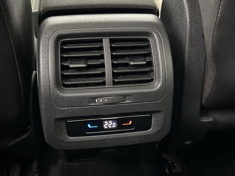 Volkswagen Touran Highline DSG - fotka 22 z 29