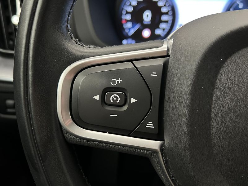 Volvo XC60 B4 AWD MOMENTUM AUT - fotka 26 z 43