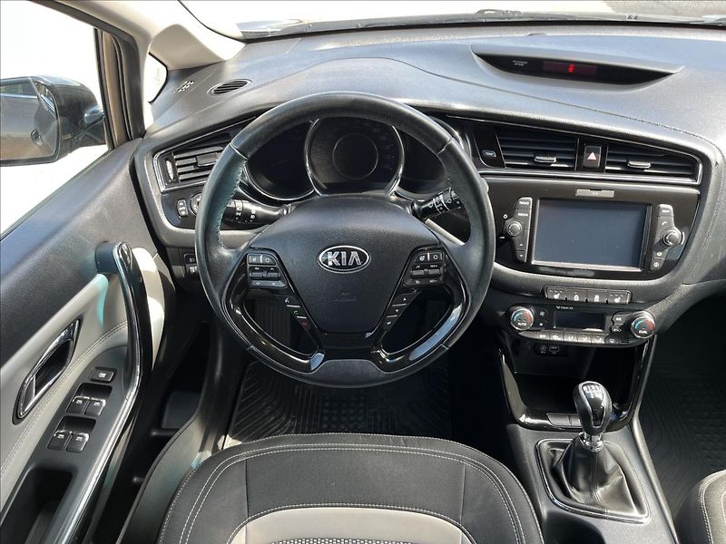 Kia Ceed 1,6 CRDi ČR KLIMA KAMERA NAVI - fotka 14 z 45