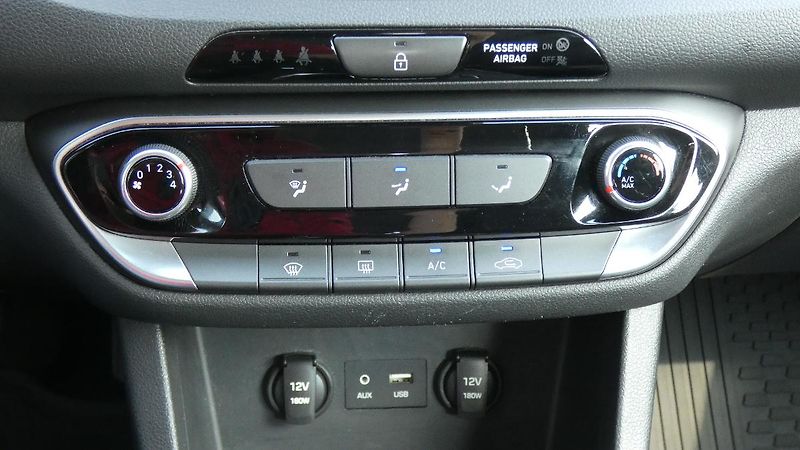 Hyundai i30 Kombi 1,0 T-GDI Trikolor - fotka 17 z 24