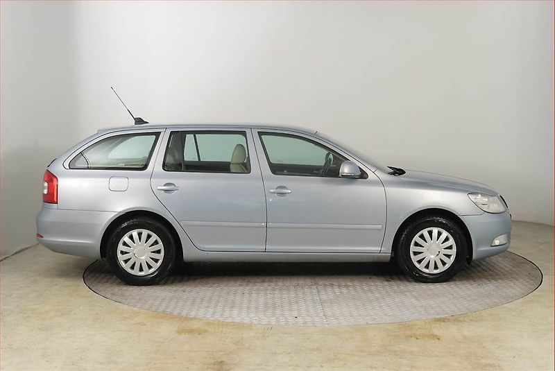 Škoda Octavia (2010) Elegance 2.0 TDI, Automat - fotka 6 z 19