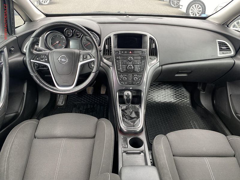Opel Astra (2012) 2.0 TDCi, AC, navi, park - fotka 8 z 12
