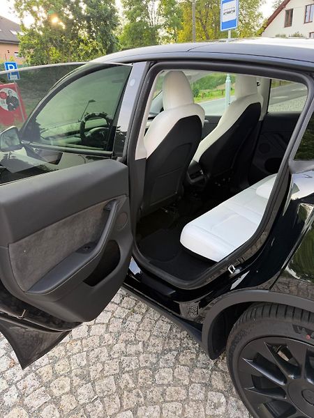 Tesla Model Y (2023) - fotka 10 z 23