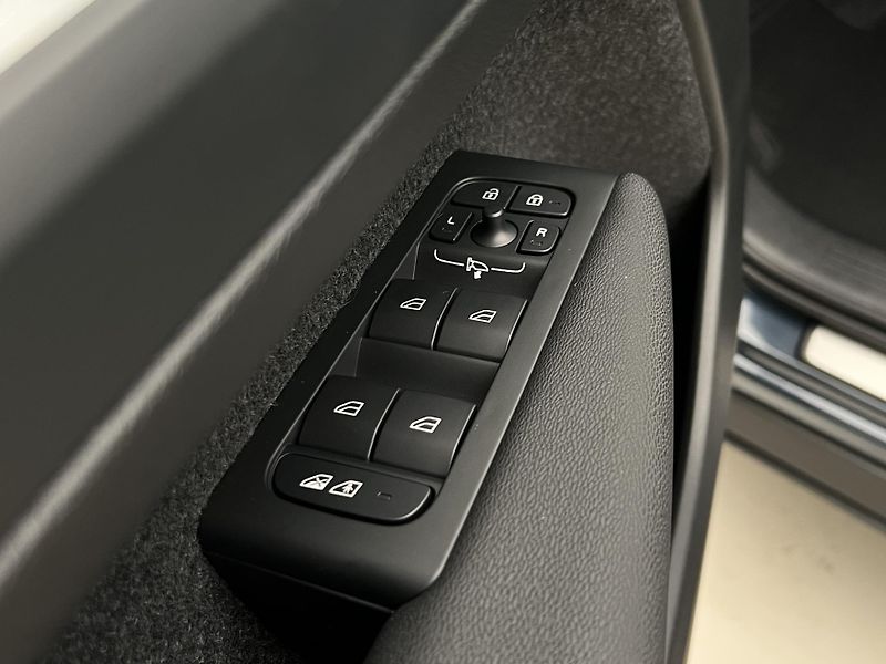 Volvo XC40 (2026) B4 ULTRA DARK AUT - fotka 21 z 43