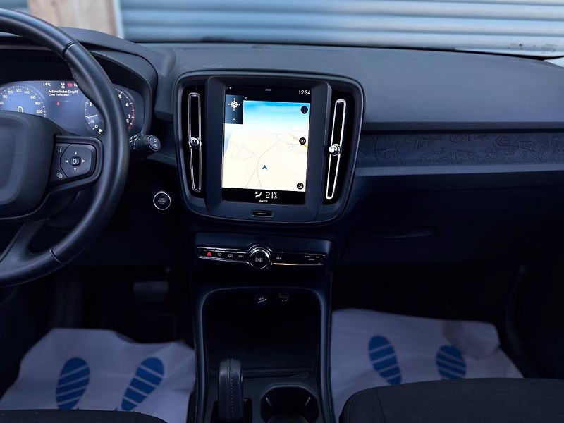 Volvo XC40 T2 Momentum Core LED Kam Asist - fotka 12 z 24