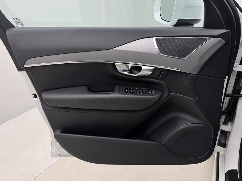 Volvo XC90 B5 AWD MOMENTUM AUT - fotka 7 z 42