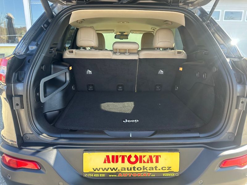 Jeep Cherokee 2.2 CRD 4x4/147kW/Automat/1MAJ - fotka 17 z 37