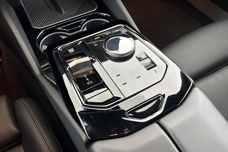 BMW Řada 5 540d xDrive Touring - fotka 11 z 24