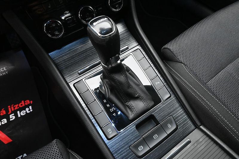 Škoda Superb 2,0 TDI 110 kW DSG Style Záruk - fotka 23 z 31