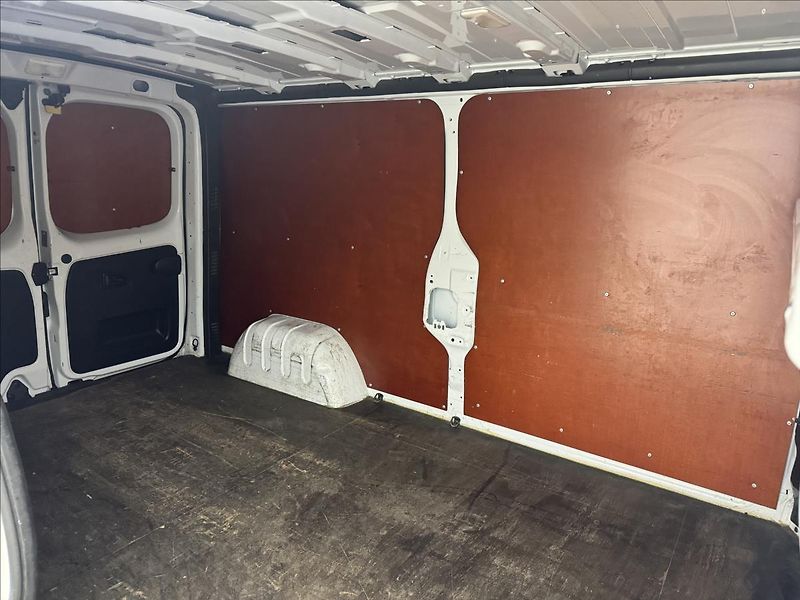 Opel Vivaro 1,6 89kW KLIMA DPH 1.MAJ CZ TZ - fotka 29 z 32