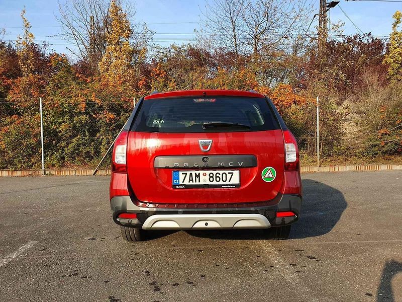 Výhodně koupíte třeba Dacii Duster, která na podzim plošně zlevnila o 15 tisíc korun.