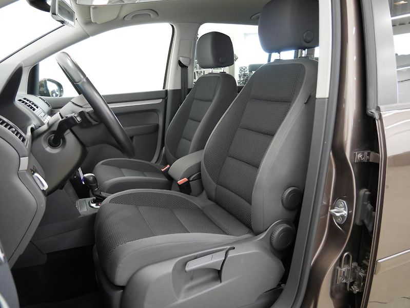 Volkswagen Touran - fotka 11 z 25