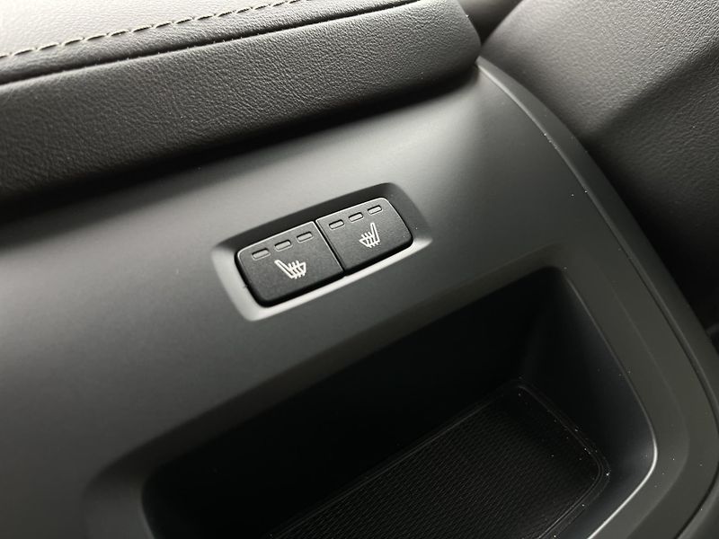 Volvo XC60 B5 AWD PLUS DARK/360/vent/kola - fotka 24 z 50