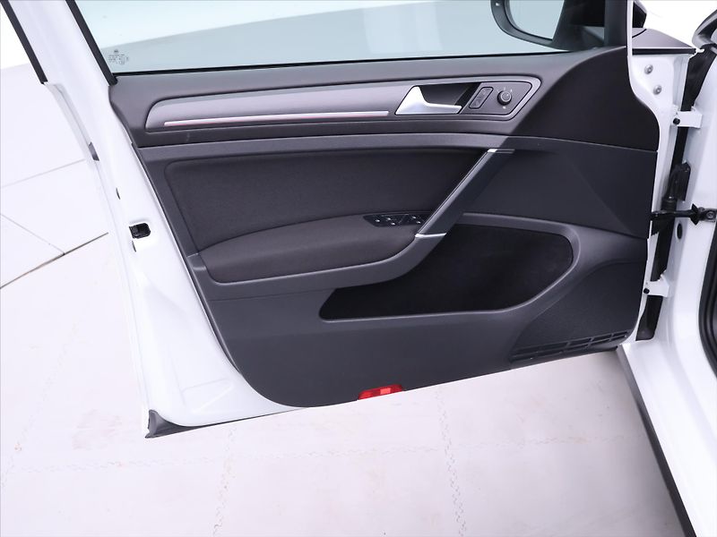 Volkswagen Golf 2,0 TSI GTI Performance DSG - fotka 11 z 29