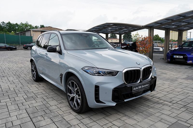 BMW X5 M60i xDrive/AT9/21/530 PS - fotka 8 z 45