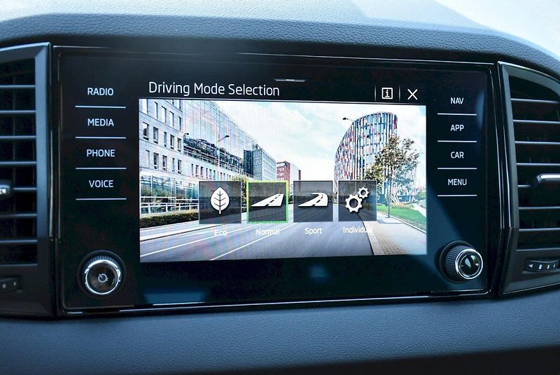 Škoda Karoq (2025) Sportline 2.0 TDI 110kW - fotka 14 z 34