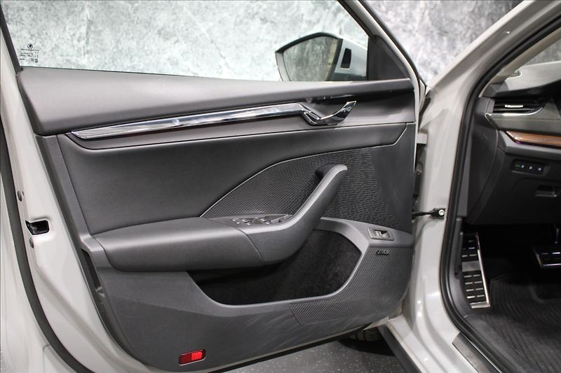 Škoda Octavia 2,0 TDI Scout 4x4 DSG 1.majite - fotka 10 z 40