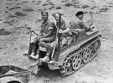 Britští vojáci v severní Africe v roce 1942 ukořistili vozidlo Kettenkrad i s přívěsným vozíkem. Foto: Wikimedia Commons, Army Film & Photographic Unit, volné dílo