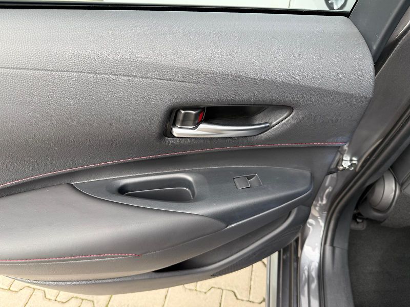 Toyota Corolla 1.8 HSD e-CVT GR Sport - fotka 22 z 28