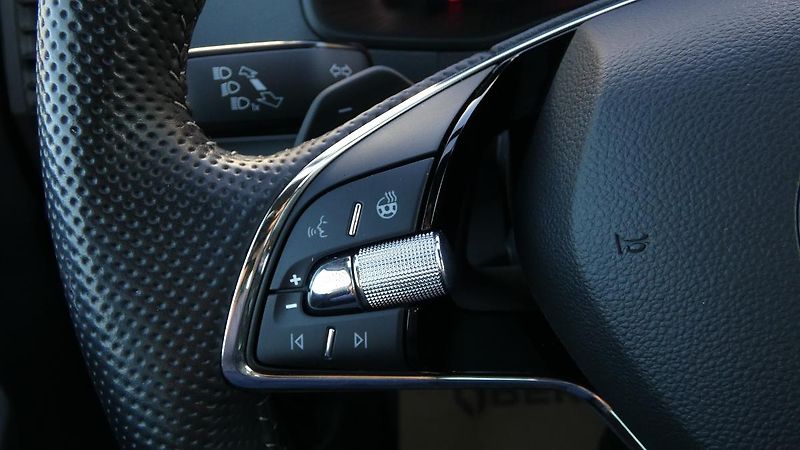 Škoda Karoq 1,5 TSI DSG Sportline - fotka 12 z 26