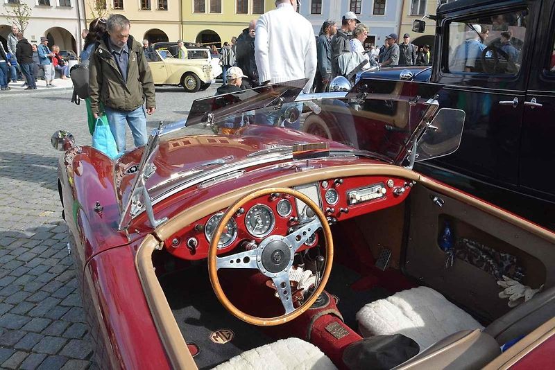 Stovka nablýskaných motocyklů a automobilů předválečné a meziválečné éry vyrazila v neděli z Horního náměstí v Přerově na spanilou jízdu regionem. Nejstarší účastnicí byla osmaosmdesátiletá Libuše Šulcová, která na trasu vyrazila na motocyklu BSA 770 se s
