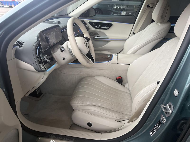 Mercedes-Benz Třídy E (2024) 300e sedan 4MATIC - fotka 34 z 40