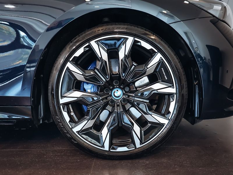 BMW Řada 5 550e xDrive M-sport Touring - fotka 34 z 34