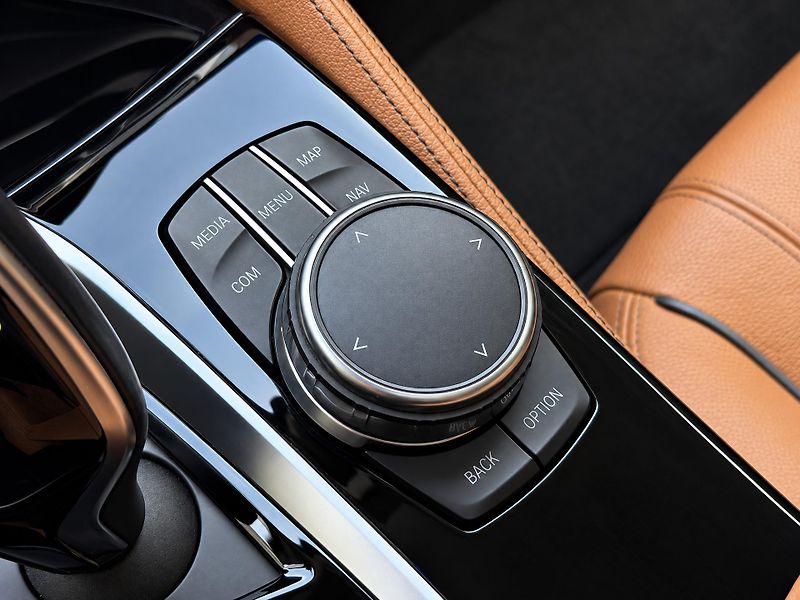 BMW Řada 5 2,0 530i xDrive Luxury Line - fotka 27 z 40