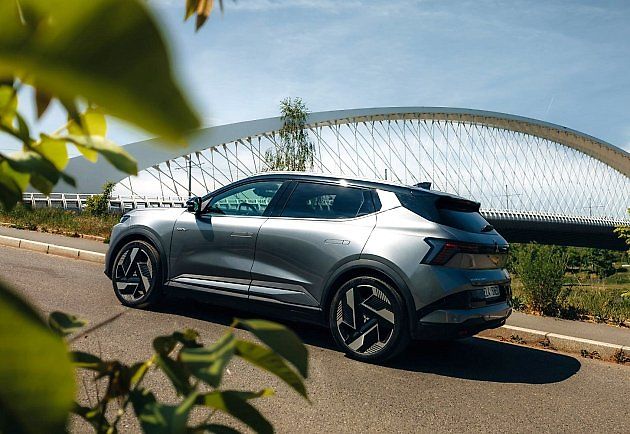 Dveře a bok jsou shodné s Renaultem Scénic., zdroj: Se svolením Mitsubishi