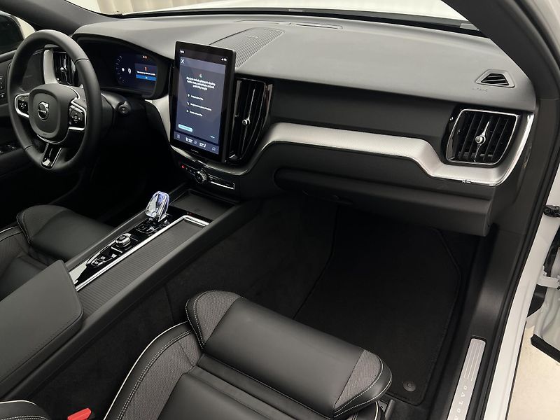 Volvo XC60 B5 AWD BLACK EDITION PLUS AUT  - fotka 24 z 48