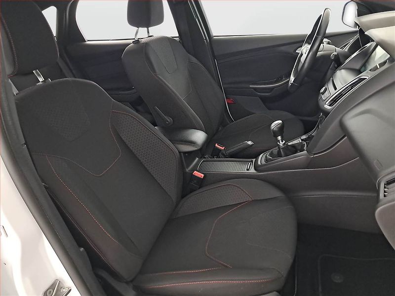 Ford Focus (2018) ST-Line 1.5 EcoBoost, Navi - fotka 9 z 18