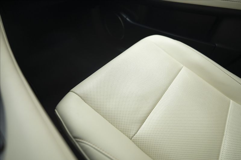 Lexus RX 3,5 AWD HYBRID 1. MAJITEL ČR - fotka 39 z 50