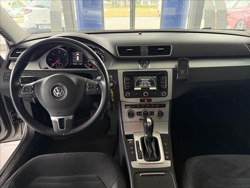 Volkswagen Passat 2,0   DSG,HIGHLINE,SERVISKA - fotka 29 z 30