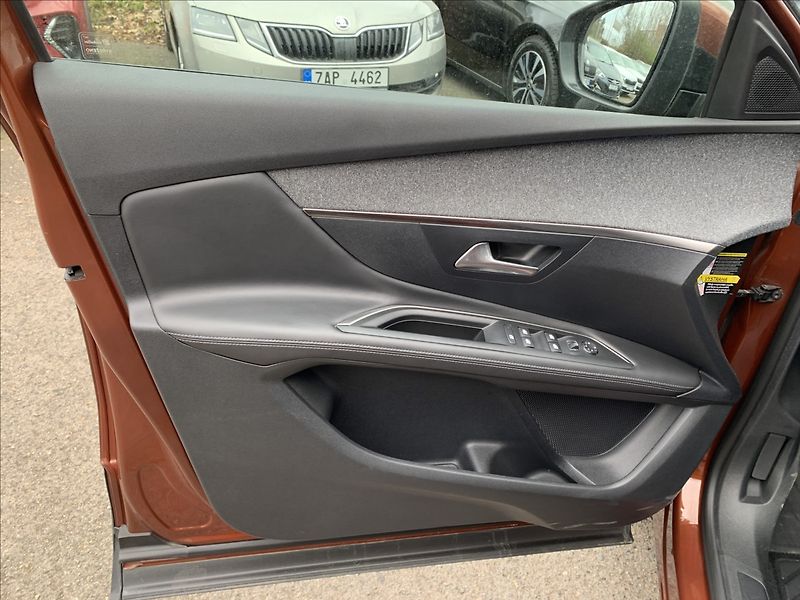Peugeot 3008 1,2 PT ALLURE ČR,SERVISKA - fotka 13 z 16