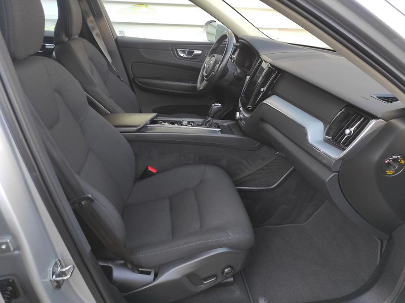 Volvo XC60 2,0 D3 Drive-E, Momentum Pro - fotka 12 z 41