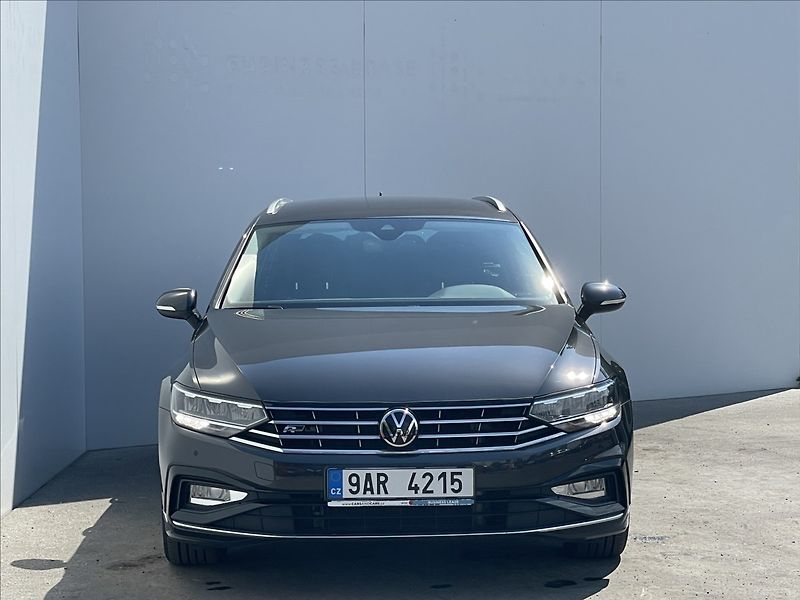 Volkswagen Passat Variant 2,0 TDI DSG R-line Pak LED+ACC - fotka 21 z 22