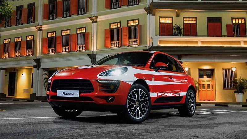 Pětice modelů Porsche Macan v barvách slavných Le Mans závoďáků.