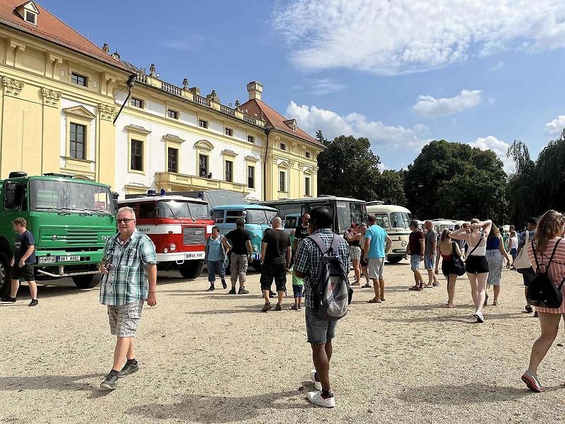 Historické autobusy se sjely do Slavkova. Obdivovali je lidé v zámeckém parku.