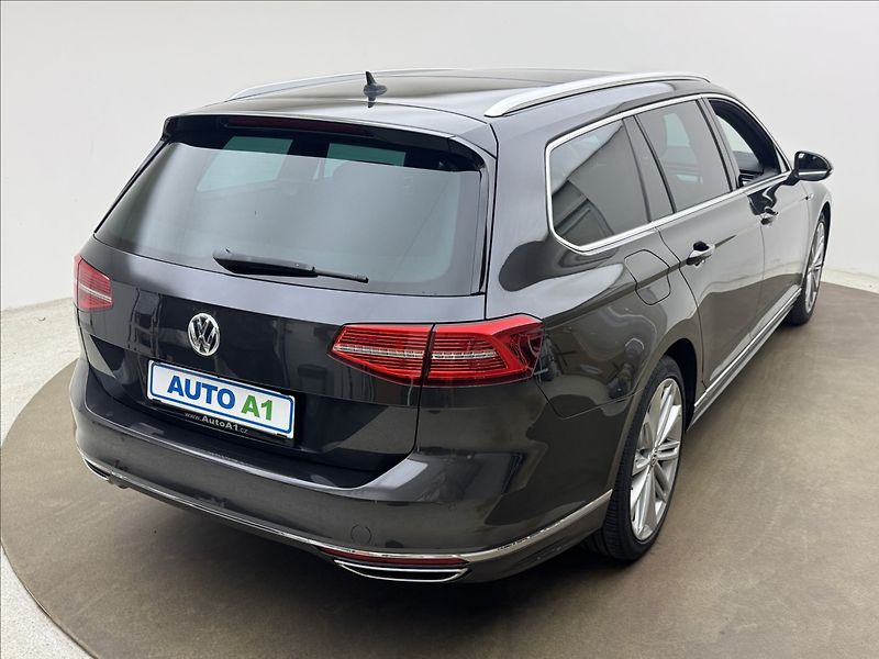 Volkswagen Passat 2,0 R-LINE DSG 4X4 VC DCC PANO - fotka 4 z 41
