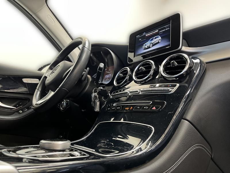 Mercedes-Benz GLC 220d 4MATIC - fotka 17 z 23