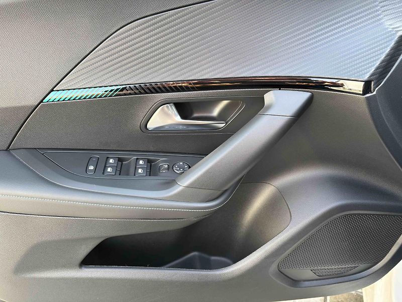 Peugeot 2008 (2023) AllurePack 1.2 PureTech EAT8 - fotka 14 z 37