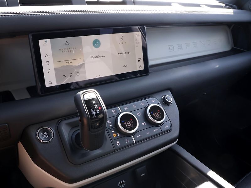 Land Rover Defender 3,0 D200 110 S 147kW CZ DPH Zá - fotka 22 z 35