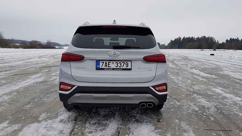 Hyundai Santa Fe vsadilo na nápadný design. Uveze až sedm cestujících.