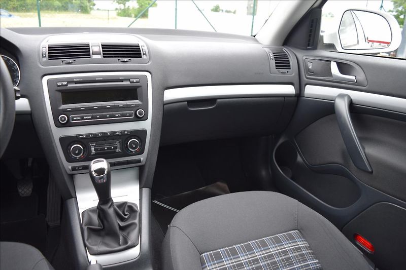 Škoda Octavia 1,2 TSI 77KW 2XKOLA XENONY - fotka 31 z 43
