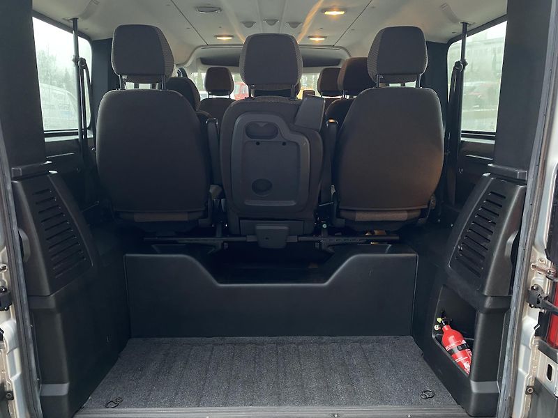 Peugeot Boxer (2019) L1H1 BlueHDi 140k MAN6 9 míst - fotka 8 z 22