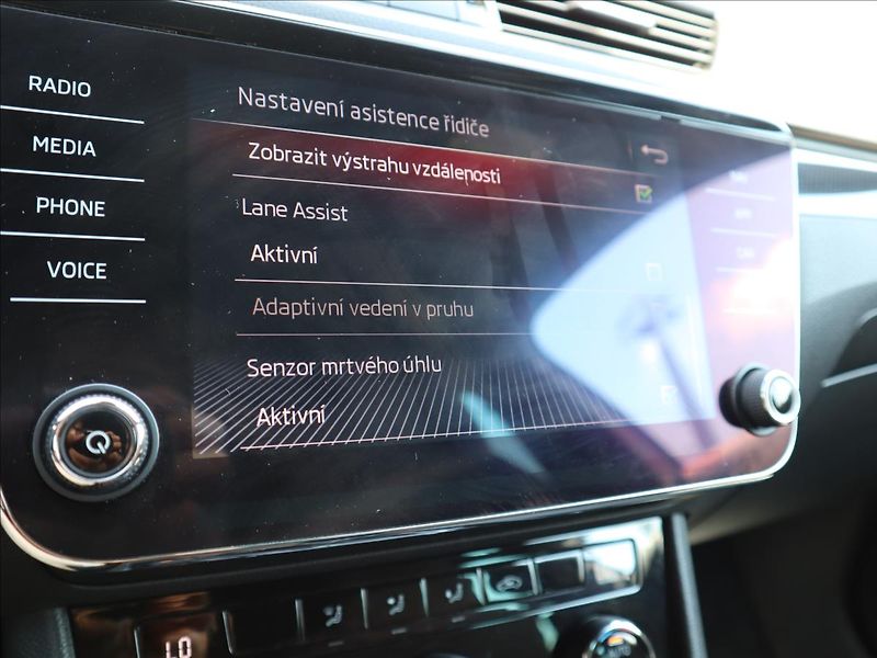 Škoda Superb 2,0 TDI SportLine Kamera ACC - fotka 21 z 36