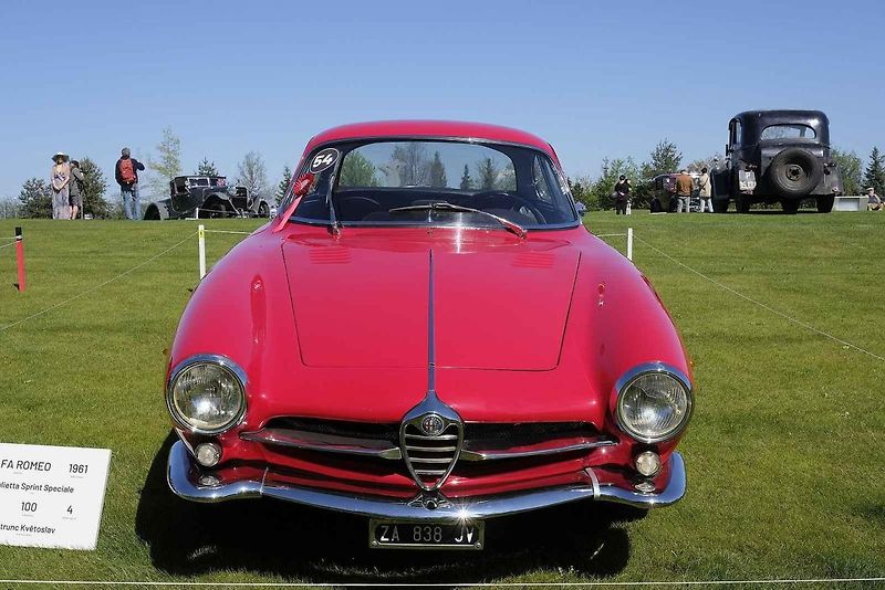 Slavnostní zahájení přehlídky vzácných historických vozidel Automobilové klenoty 2025.