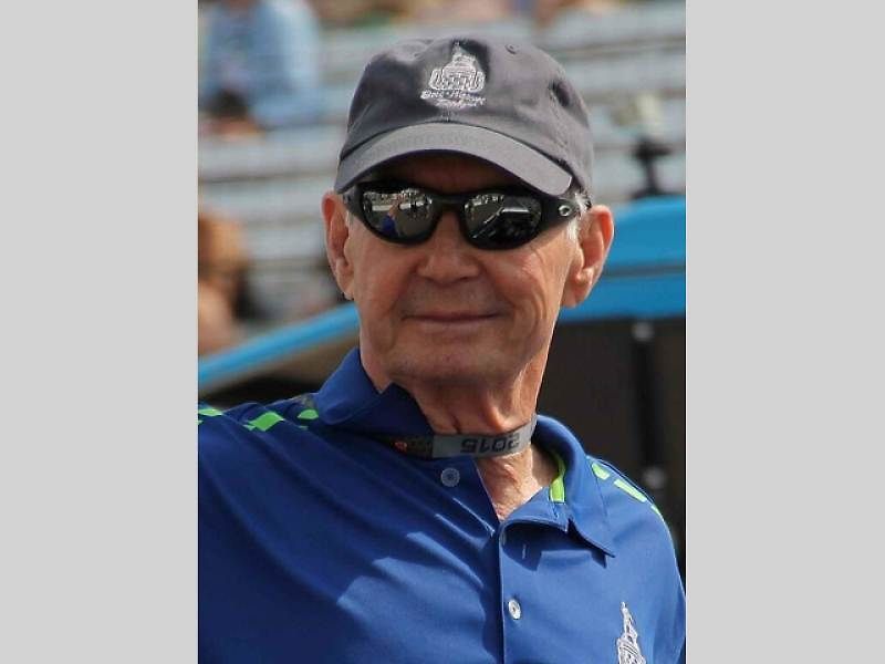 Parnelli Jones za volantem vozu Ford Mustang Boss 302.