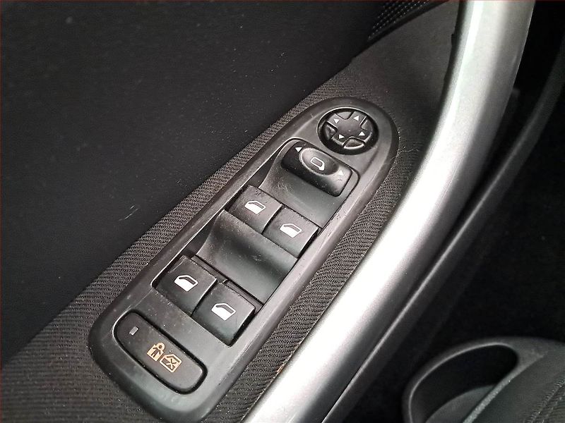 Peugeot 308 (2010) 1.6 VTi, po STK, slušný stav - fotka 16 z 19