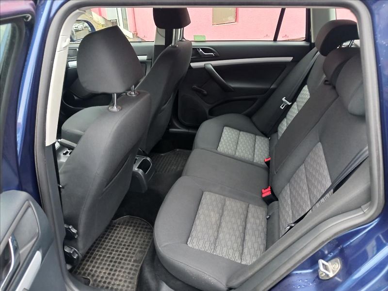 Škoda Octavia 1,6   TDI KOMBI 77KW AMBITION - fotka 19 z 20